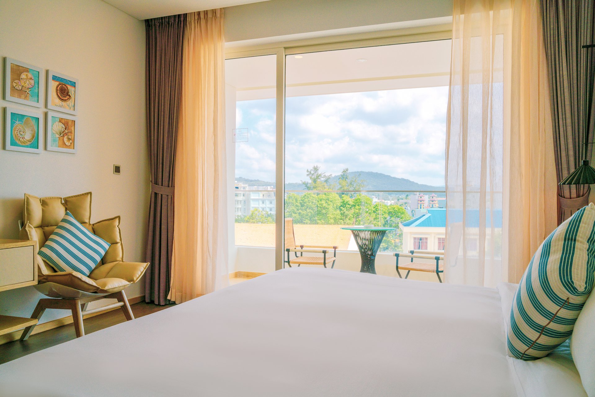 Premium Hướng Phố (Premium City View)