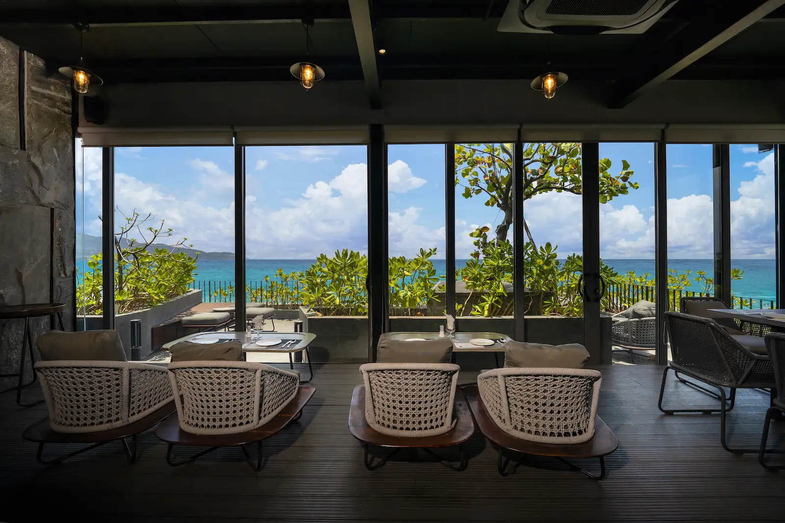 Nhà hàng và quán cafe của M Hotel
