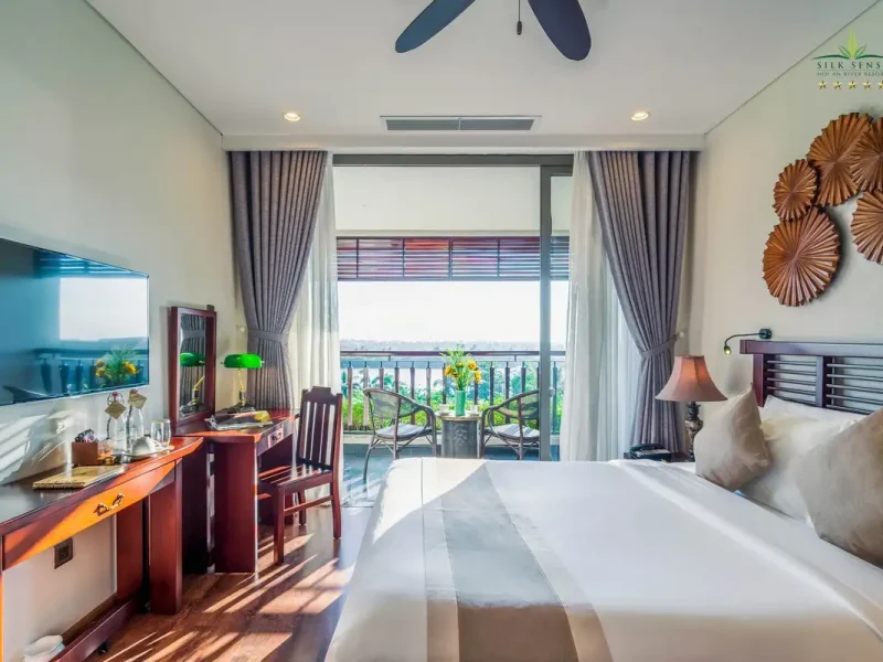 Family 2 Bedrooms Pool and River view and bathtub