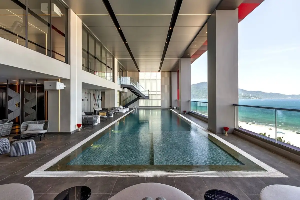 Hồ bơi tại Radisson Red Đà Nẵng
