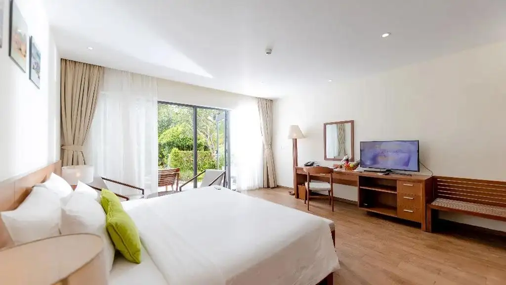 Senior Deluxe | Ăn Sáng + Vui chơi công viên nước