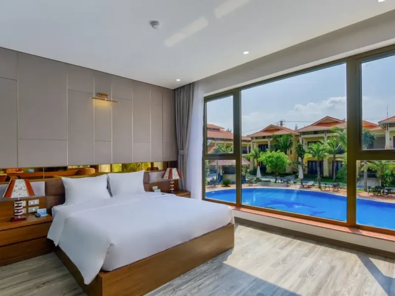 Deluxe King Pool View