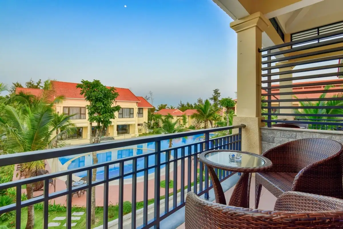 Deluxe Twin Pool View