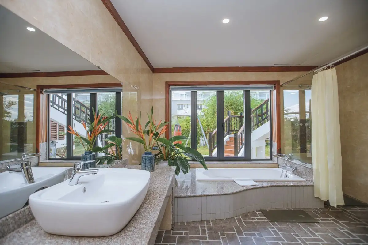 Pool Suite