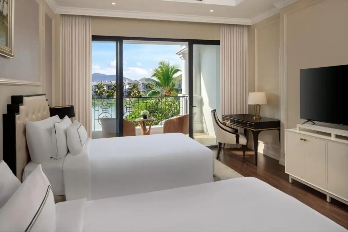 4-Bedroom Villa with Private Pool (Lake View)