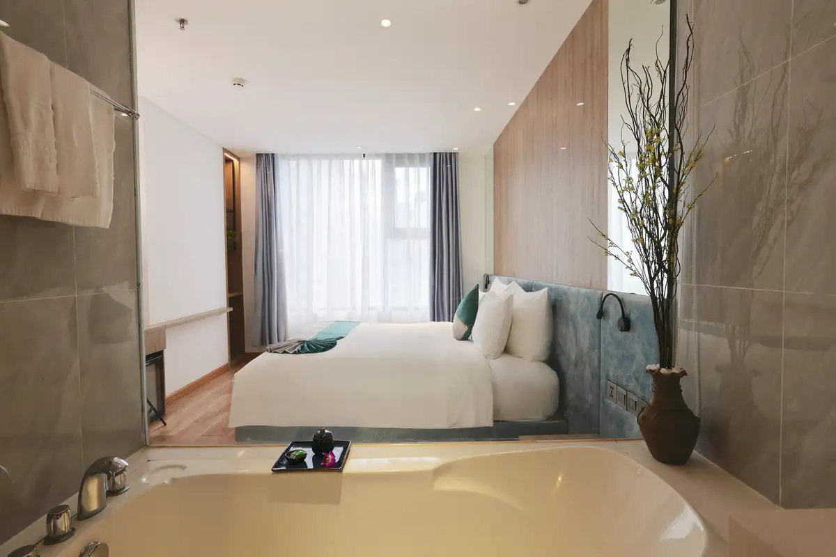 Deluxe Partial Ocean View