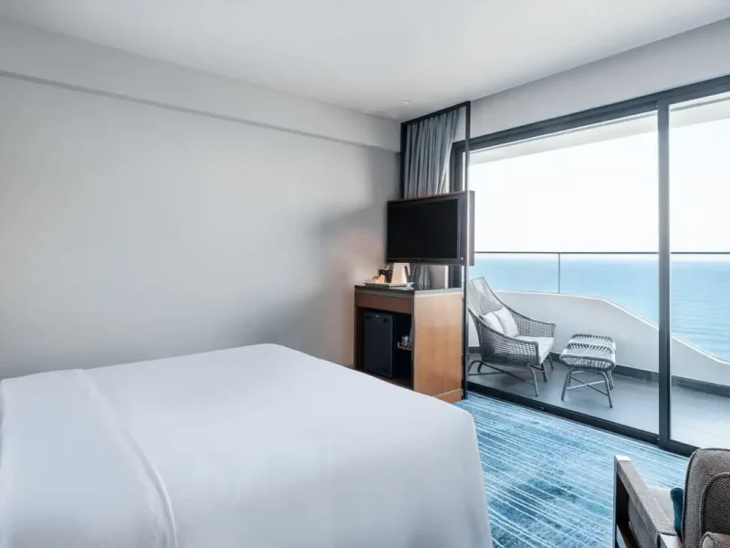 Deluxe Corner Room Ocean View with balcony