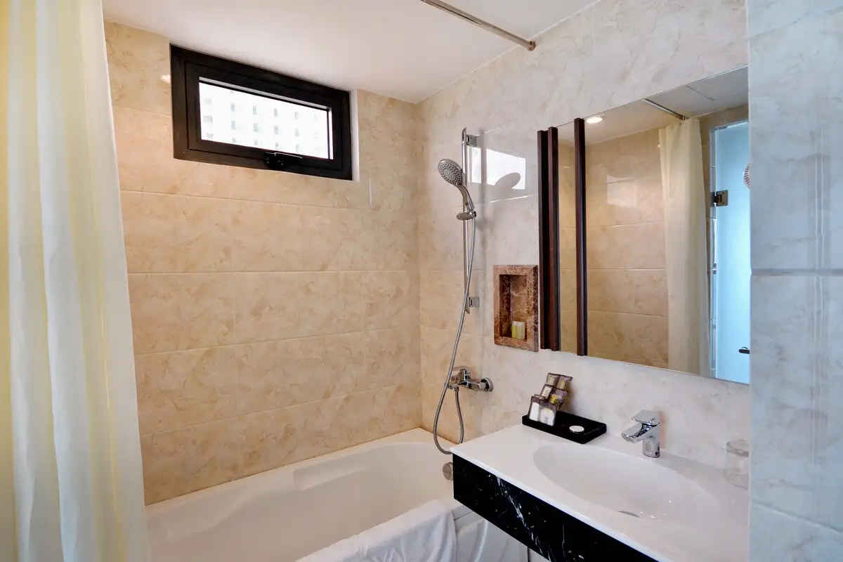 Hình ảnh minh họa: Senior Sea Room