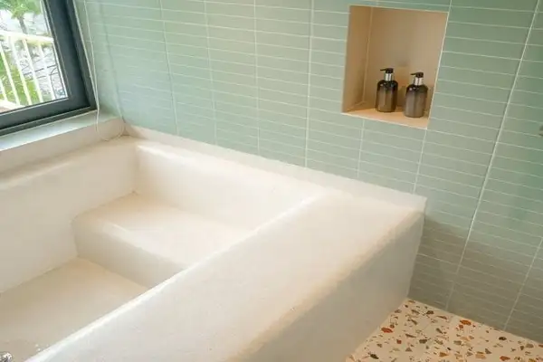 Hình ảnh minh họa: Studio Pool View Bathtub & Balcony (hồ Bơi + Thành Phố)