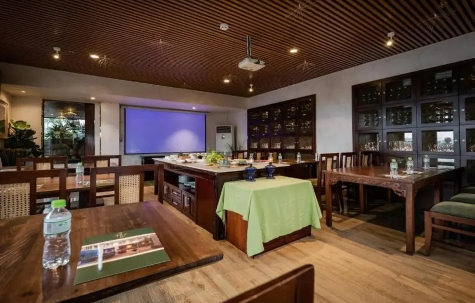 Au Lac Legend Hotel