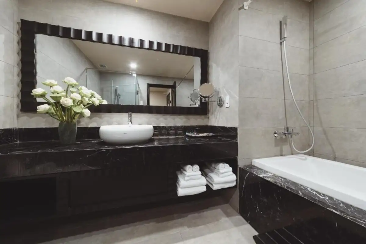 Hình ảnh minh họa: Family Suite (01 King Bed, 02 Sofa)