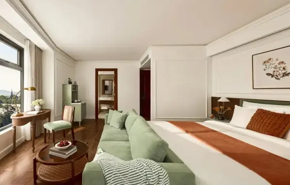 Premier City view with bathtub