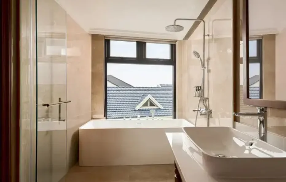 Premier City view with bathtub