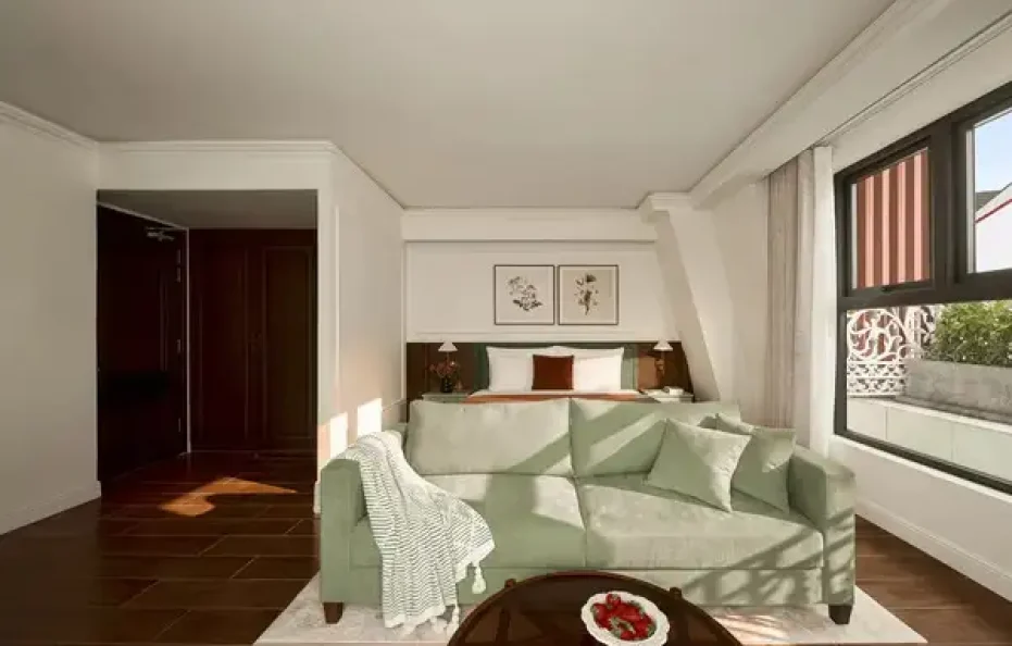 Premier City view with bathtub